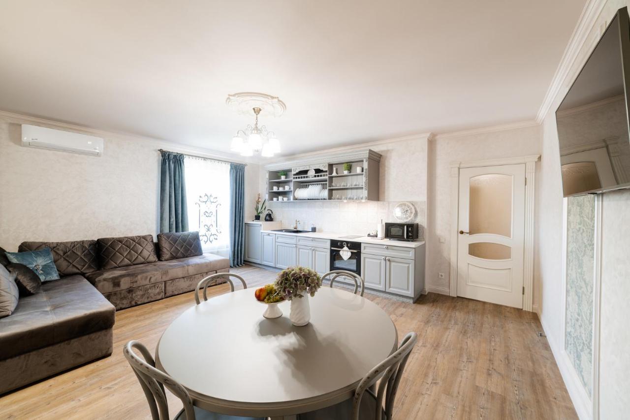 Lux Apartment On Duhnovicha Street .Free Parking. ウージュホロド エクステリア 写真