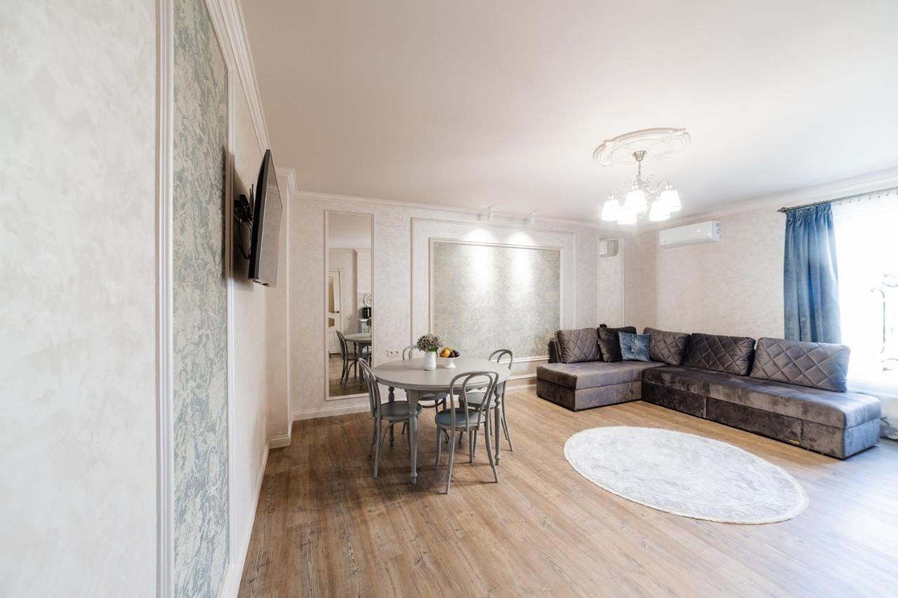 Lux Apartment On Duhnovicha Street .Free Parking. ウージュホロド エクステリア 写真