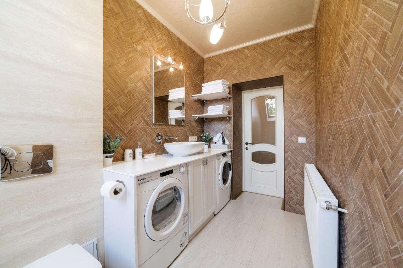 Lux Apartment On Duhnovicha Street .Free Parking. ウージュホロド エクステリア 写真